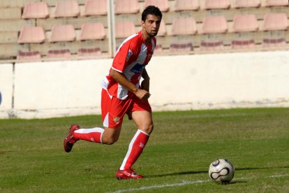 Corriendo por el Juan Rojas con la camiseta del Almería B.