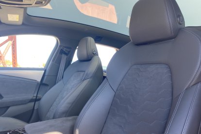 Espacioso interior que incorpora un gran techo panorámico que se oscurece electrónicamente