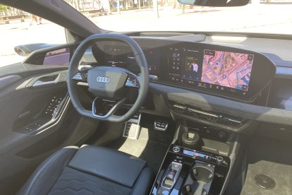 Domina el salpicadero sus tres pantallas delanteras, incorporando mucha calidad en los materiale