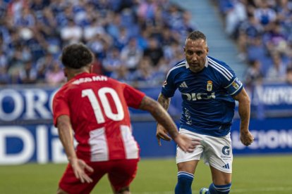 Santi Cazorla daba un recital de fútbol ante el Almería.