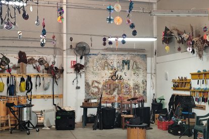 El letrero casero de 'Kalima du Samba', al fondo de la nave.