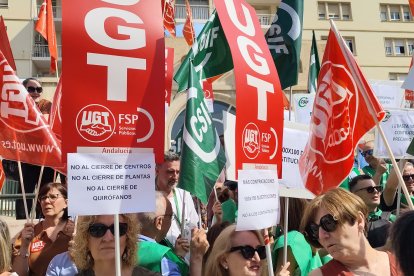 Carteles de los manifestantes frente a la Bola Azul.