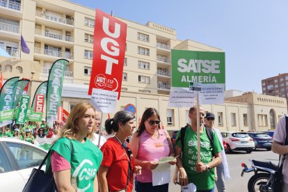 Portavoces de los sindicatos esperan a ser atendidos por los medios de comunicación en la manifestación.