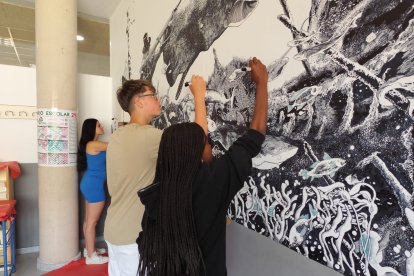 Alumnos ultimando los detalles del mural del fondo marino.