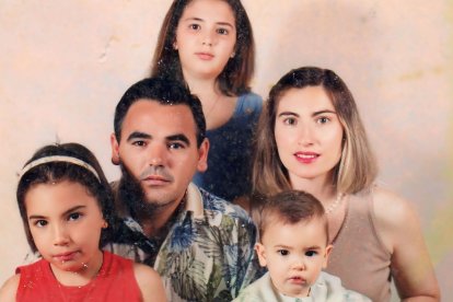 Antonio Navarro con su familia, su principal pilar.