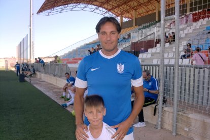 Sigue marcando goles como futbolista veterano y su hijo tiene buena puntería.