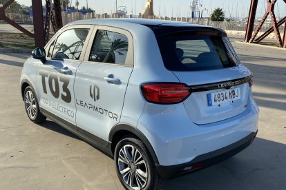 Dispone en su interior de 4 cómodas plazas, y un interesante equipamiento de serie