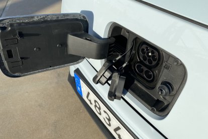 Toma eléctrica frontal, con la que cargas el coche al 100% por unos 15€