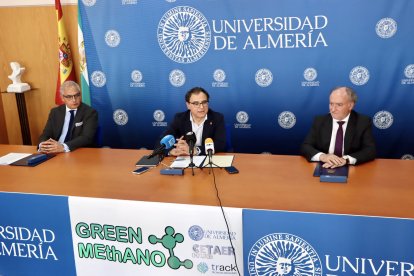 Un momento de la firma del convenio para la creación de la Cátedra ‘Green Methanol’ en la Universidad de Almería.
