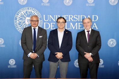 El rector, José Céspedes Lorente, junto al representante de CTAER, Diego García Oyonarte, y el de Técnicas Reunidas, Joaquín Pérez de Ayala.