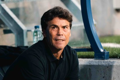 Rubi en el banquillo del Nuevo Tartiere en su último partido con el Almería.