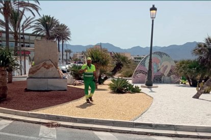 Rotonda ya ejecutada en la entrada del barrio de Cabo de Gata