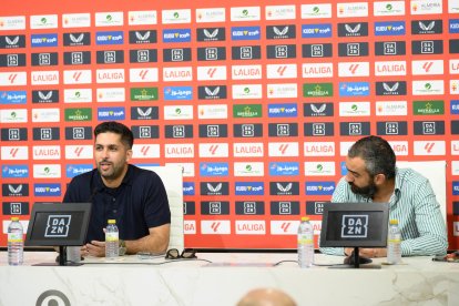 El Assy pendiente de Mohammed Al-Khereiji en un momento de la rueda de prensa del jueves por la tarde.