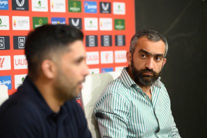 Al-Khereiji en un momento de la rueda de prensa del jueves con El Assy a su lado.