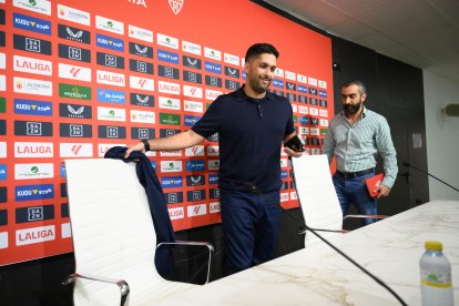 Accediendo a la sala de prensa del Estadio de los Juegos Mediterráneos.