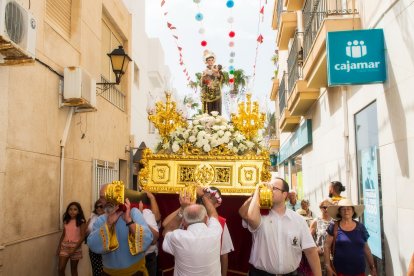 San Antonio procesionando por las calles de Carboneras.