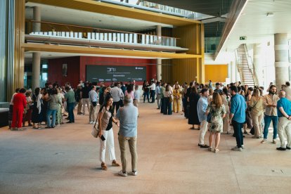 Momento de encuentro y conversación entre asistentes al evento.