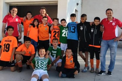 El conjunto alevín con el cuerpo técnico.