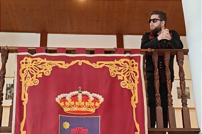 El músico JJ Fuentes, junto a la bandera de su localidad natal, Roquetas de Mar.