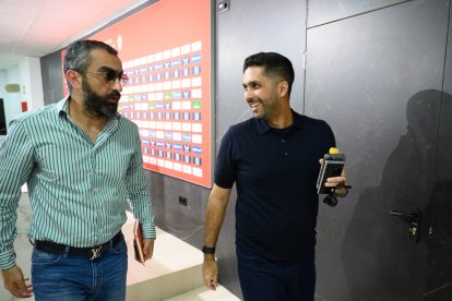 Mohamed El Assy con Mohammed Al-Khereiji camino de la presentación.