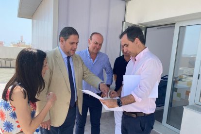 Visita de las autoridades al centro educativo veratense.