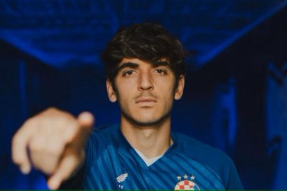 El jugador, posando con los colores de su nuevo club.