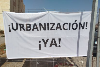 Reclamación de los vecinos colgada en la valla del solar