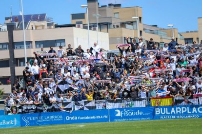 Los seguidores del Ceuta celebraron el ascenso a Segunda en Fuenlabrada.