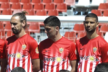 Borja con su coleta posando con el Almería 2016-17.
