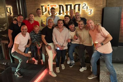 Pícaro 213-Stanley & Di Marco patrocinan por quinto año consecutivo a un grupo de experimentados jugadores de voleibol.