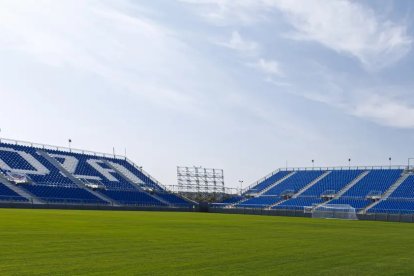 Vista general de un campo al que solo le faltan marcadores, iluminación y megafonía.