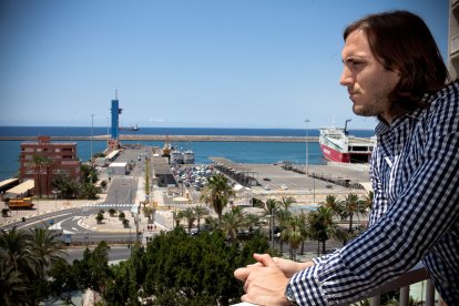 Asomado a la ventana contemplado todo el esplendor de Almería.
