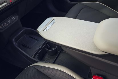 Consola central con un diseño moderno y funcional
