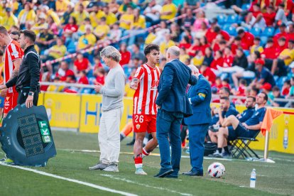 Marcos Peña saluda a Pepe Mel el día de su debut en Primera con el Almería.