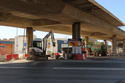 Maquinaria trabajando bajo el puente a la altura de Avenida de Montserrat.
