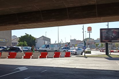 Los vehículos en Avenida de Montserrat ya no pueden pasar por debajo del puente.