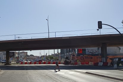 Los vehículos en Avenida de Montserrat ya no pueden pasar por debajo del puente.