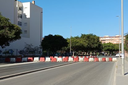 Los vehículos en Avenida de Montserrat ya no pueden pasar por debajo del puente.