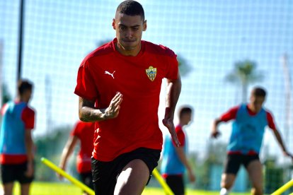 Samú Costa en su primer entrenamiento con el Almería en 2020.