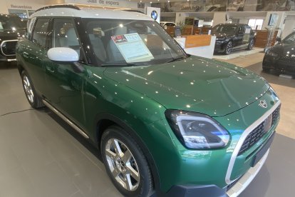 Disponible en varios colores, acabados y motorizaciones