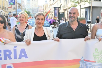 Almería abraza la diversidad con una marcha multitudinaria y lectura del manifiesto por el Día del Orgullo LGTBI.