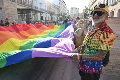 Almería abraza la diversidad con una marcha multitudinaria y lectura del manifiesto por el Día del Orgullo LGTBI.