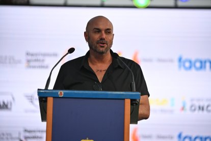 Almería abraza la diversidad con una marcha multitudinaria y lectura del manifiesto por el Día del Orgullo LGTBI.