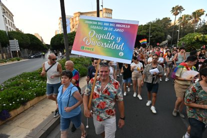 Almería abraza la diversidad con una marcha multitudinaria y lectura del manifiesto por el Día del Orgullo LGTBI.