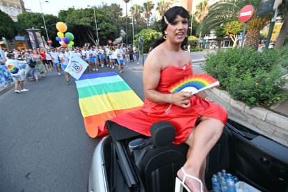 Almería abraza la diversidad con una marcha multitudinaria y lectura del manifiesto por el Día del Orgullo LGTBI.