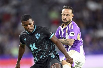 Iván Sánchez con Akieme en un Real Valladolid-Almería de Primera.