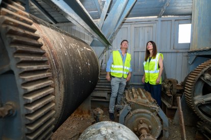 Visita de la presidenta del Puerto de Almería, Rosario Soto, a la grúa Babcok & Wilcox en el Muelle de Ribera I