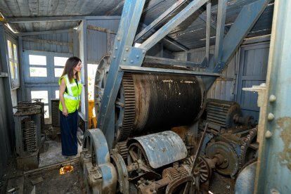 Visita de la presidenta del Puerto de Almería, Rosario Soto, a la grúa Babcok & Wilcox en el Muelle de Ribera I