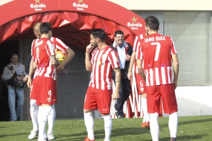 Chuli preparado para una sesión de fotos con el Almería.