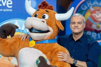 Juan Ramón García con la vaquilla de El Grand Prix.